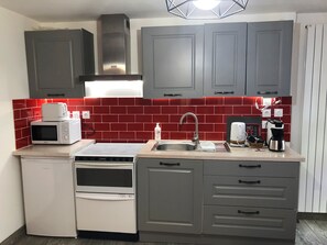 Frigorífico, microondas, horno y placa de cocina