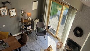 Télévision, cheminée, jeux vidéo, livres