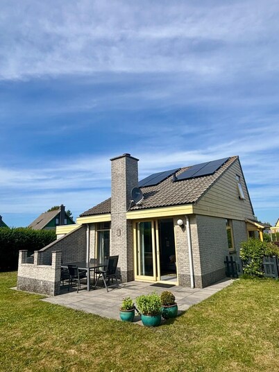 De Krab | Charming bungalow with garden, terrace & fireplace | 200 m to the beach