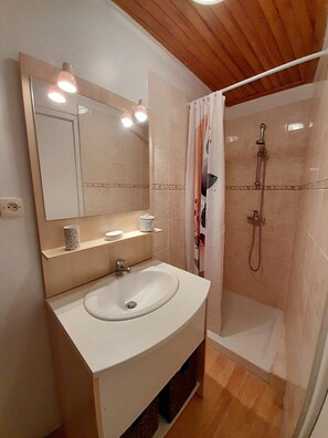 Shower, free toiletries, hair dryer, towels