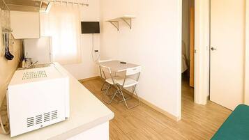 Frigorífico, microondas, placa de cocina y cafetera o tetera