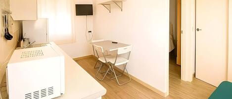 Een koelkast, een microgolfoven, een kookplaat