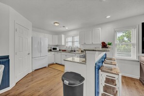 Kjøleskap, mikrobølgeovn, ovn og kokeplater