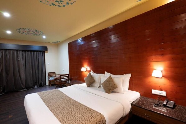 Desk, soundproofing, free WiFi