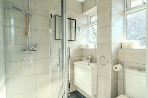 Douche, sèche-cheveux, serviettes fournies