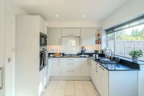 雪櫃、微波爐、焗爐、爐具