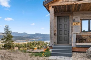 Exterior detail - Luxury 5 bedroom, lake views, private deck, sleeps 10 (Grand Lake)