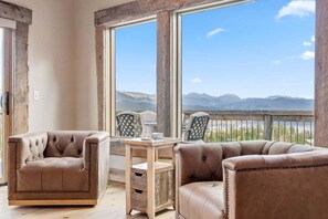 TV, fireplace - NEW 5 bedroom with lake views (Grand Lake)