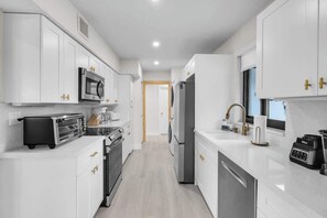 Kjøleskap, mikrobølgeovn, ovn og kokeplater