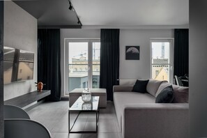 Apartamento, sacada | Sala de estar | TV de tela plana
