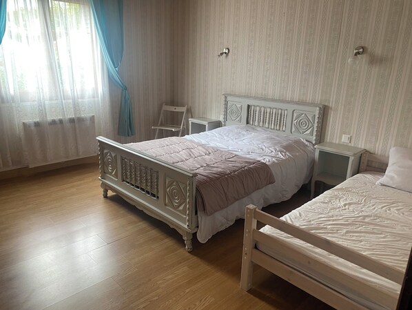 3 habitaciones y tabla de planchar con plancha 