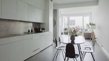 Microondas, placa de cocina, utensilios de cocina