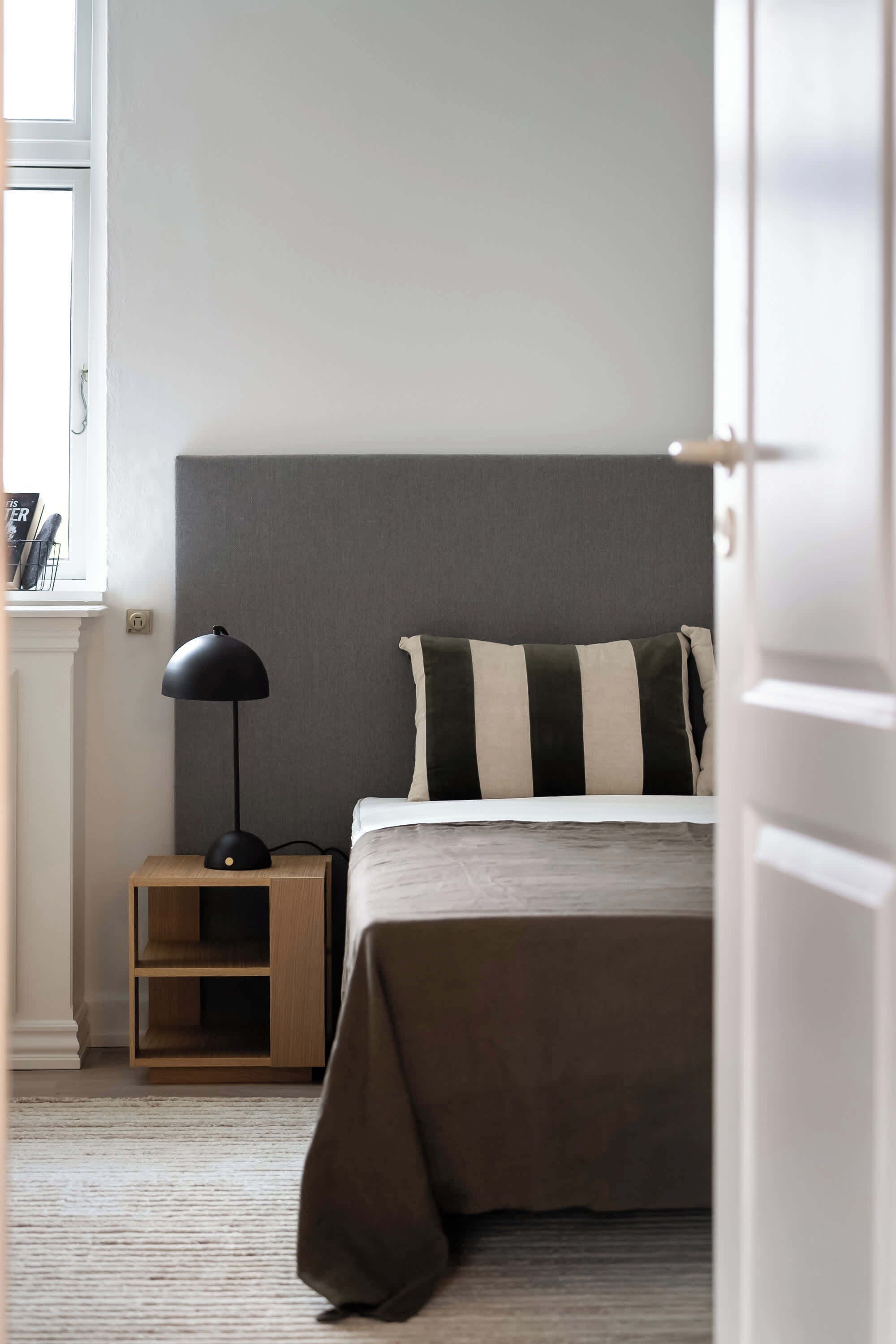 1 chambre, bureau, fer et planche à repasser, draps fournis