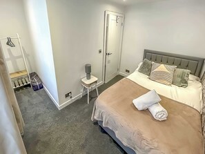 3 bedrooms, desk, iron/ironing board, WiFi - Ty Pentref by STAE-Homes (Rhondda Cynon Taff)