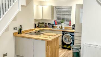 Een koelkast, een magnetron, een oven, een kookplaat