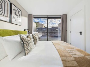 1 soverom, skrivebord, strykejern/-brett og reiseseng for barn