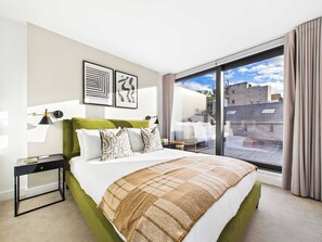 1 chambre, bureau, fer et planche à repasser, lit parapluie