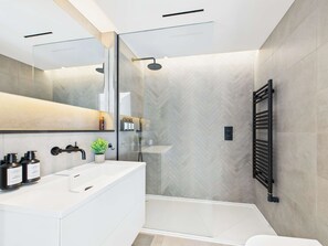 Douche, sèche-cheveux, serviettes fournies