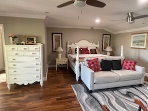 3 bedrooms, desk, iron/ironing board, free WiFi