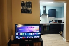 Microwave, oven, stovetop - Victoria's Bright Georgian Apartment (Liverpool)