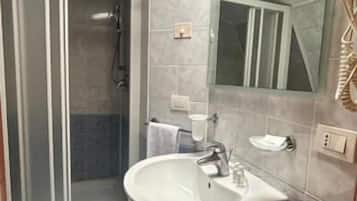Douche, articles de toilette gratuits, papier toilette