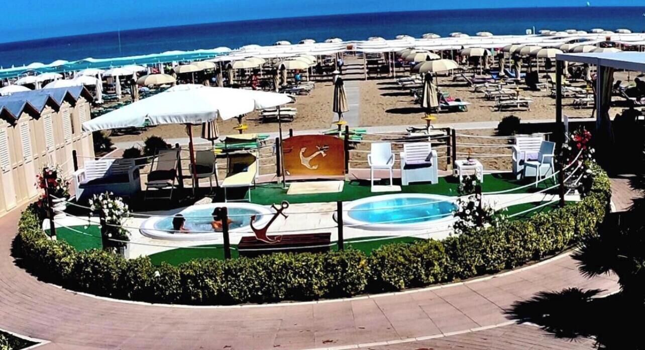 Sulla spiaggia, lettini da mare, ombrelloni