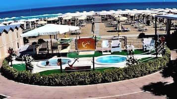 Trên bãi biển, ghế dài tắm nắng, dù trên bãi biển