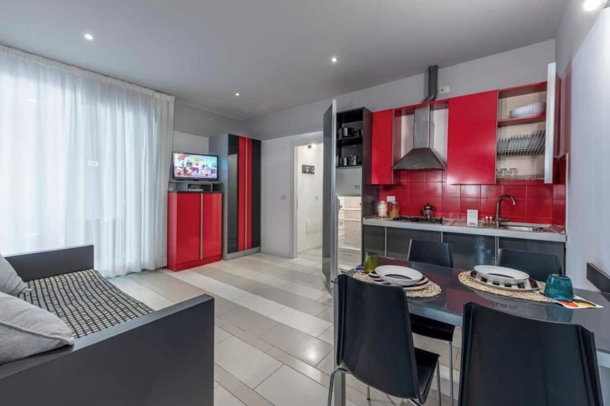 Un apartamento moderno con comedor, cocina y sala de estar.