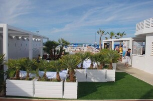 En la playa, sillas reclinables de playa, sombrillas