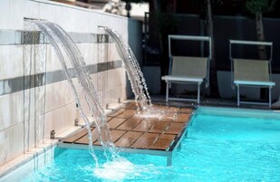 Una piscina al aire libre de temporada, sillones reclinables de piscina
