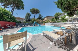 Piscine extérieure (ouverte en saison), chaises longues