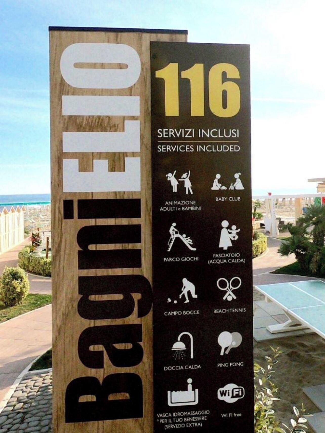 Plage, chaises longues, parasols