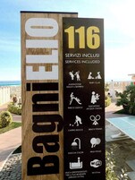 En la playa, sillas reclinables de playa, sombrillas