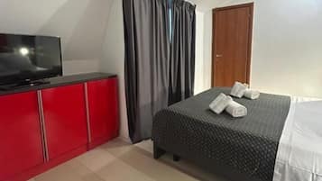 Apartamento básico, sacada | Cofres nos quartos, ferros/tábuas de passar roupa, berços (sobretaxa)