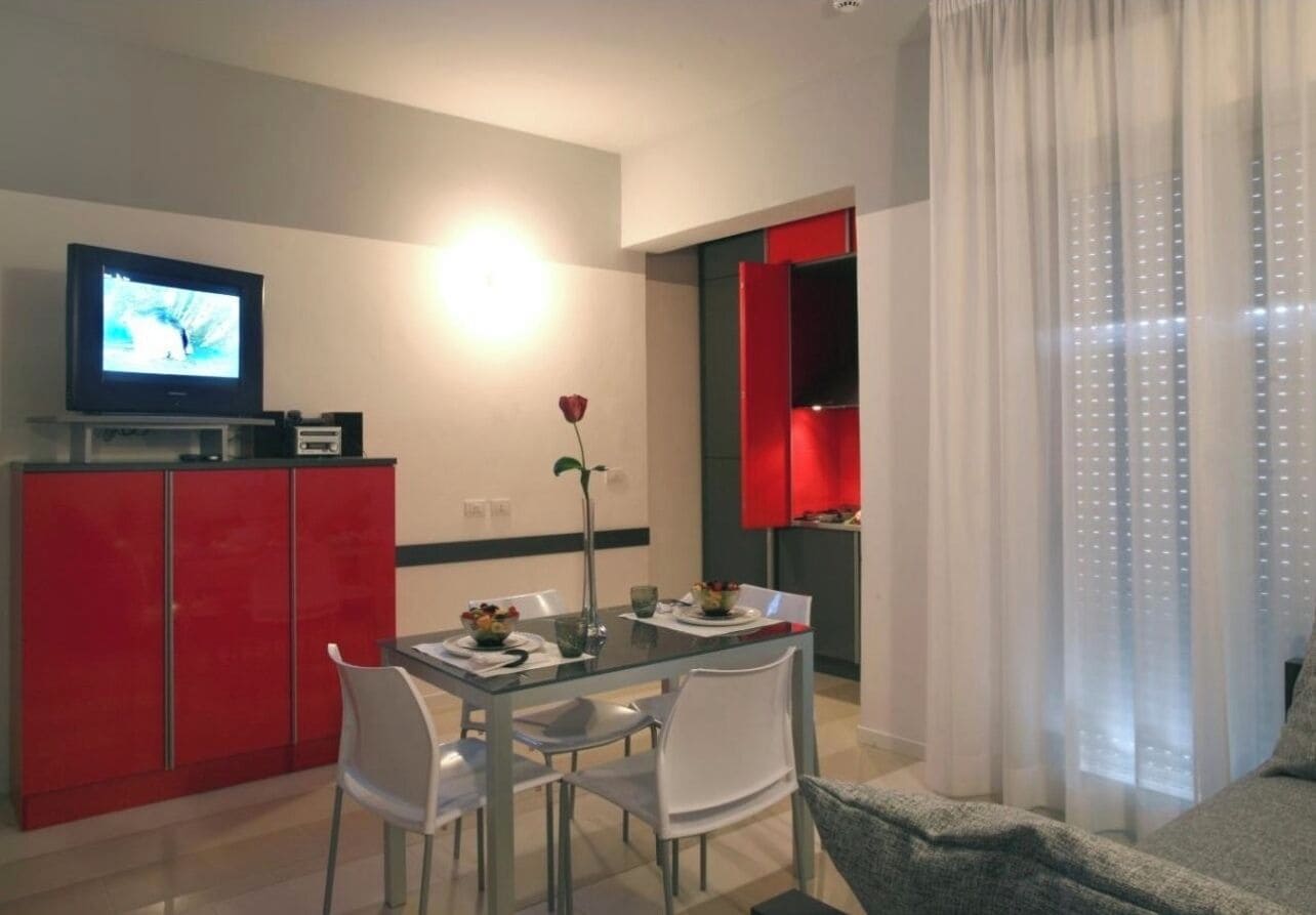 Suite familiare, balcone | Area soggiorno | TV