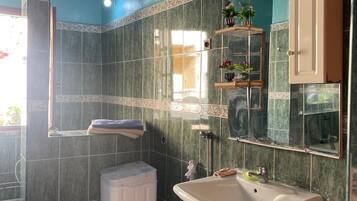 Secadora de cabello, toallas, jabón, papel de baño