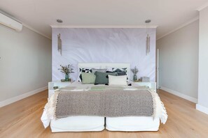 Room - Exclusive Ocean-View Villa, 200m from the Beach (Plettenberg Bay)