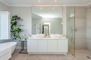 Shower, hair dryer, towels - Exclusive Ocean-View Villa, 200m from the Beach (Plettenberg Bay)