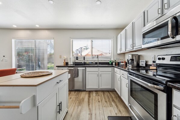 Fridge, microwave, oven, stovetop - Desert Oasis with Pool & Pool Table Full Kitchen (Phoenix)