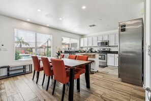 ثلاجة، ميكروويف، فرن، موقد طهي مسطح