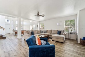 TV, offices - Desert Oasis with Pool & Pool Table Full Kitchen (Phoenix)