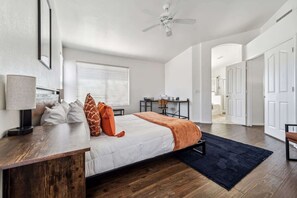 Tabla de planchar con plancha, wifi y ropa de cama