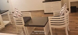 Escritorio, espacio para trabajar con laptop y cortinas blackout