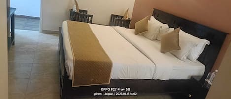 Escrivaninha, espaço de trabalho para notebook, cortinas blackout