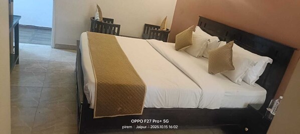 Escritorio, espacio para trabajar con laptop y cortinas blackout