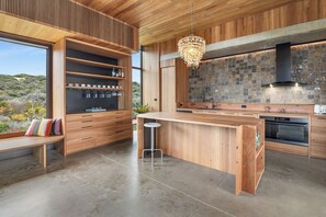 ثلاجة، ميكروويف، فرن، موقد طهي مسطح