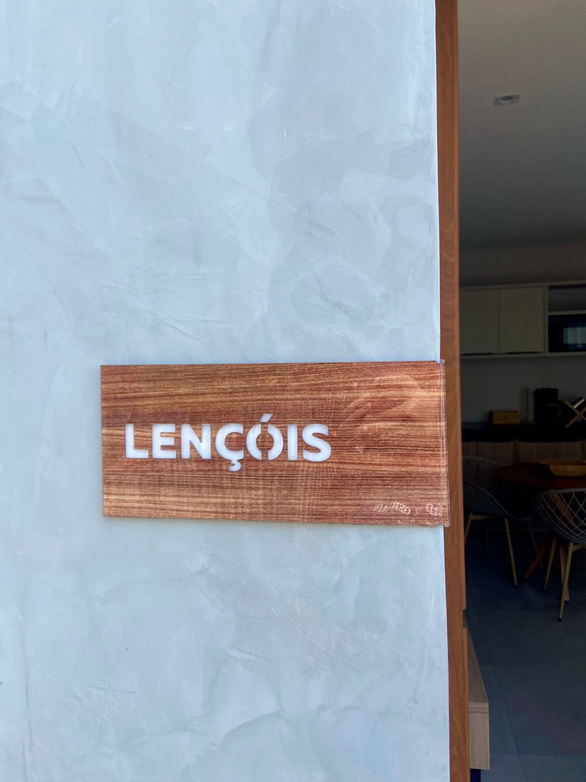 Kamar Double Desain, 1 Tempat Tidur King dengan tempat tidur Sofa | Seprai premium, tirai kedap cahaya, dan setrika/meja setrika