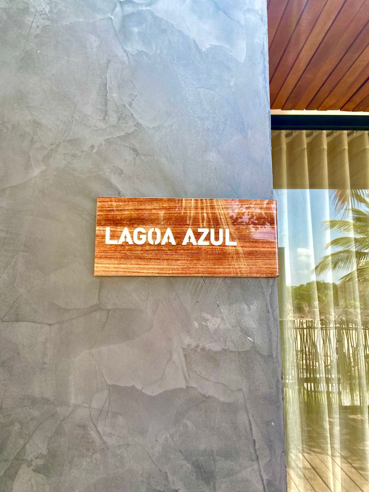 Kamar Triple Comfort, Beberapa Tempat Tidur, pemandangan kolam renang | Seprai premium, tirai kedap cahaya, dan setrika/meja setrika