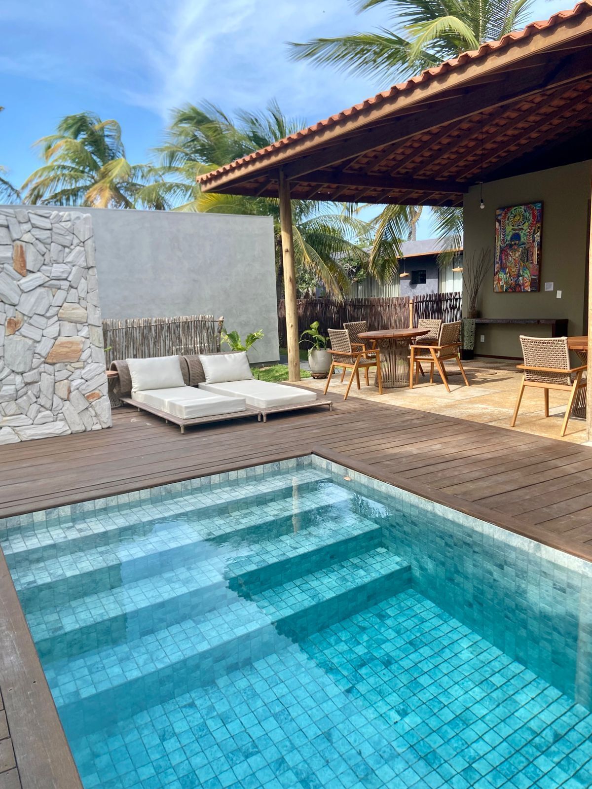 6 piscinas externas, funciona das 7h às 18h, espreguiçadeiras