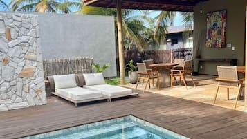 6 outdoor pools, open 7:00 AM to 6:00 PM, pool loungers